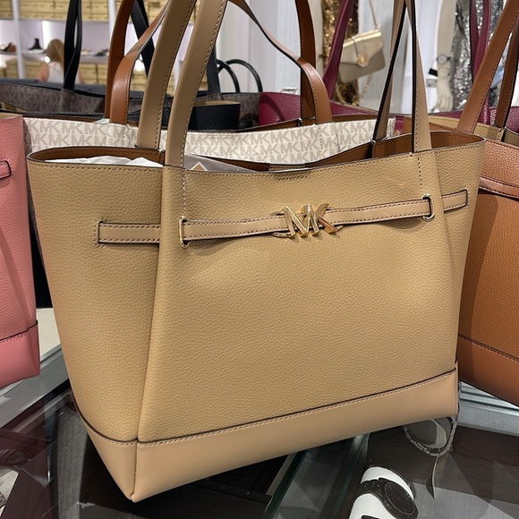 MICHAEL KORS
Reed Large Logo Belted Shoulder Tote Bag
Camel - Picture 3 of 16